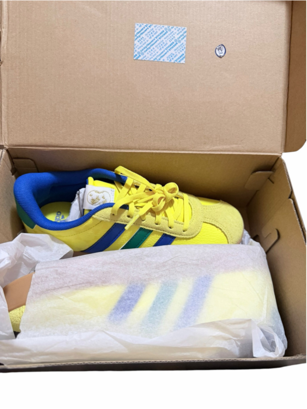 Boys Adidas VL Court 3.0 Sneakers Size 4 Yellow Blue - Picture 2 of 12